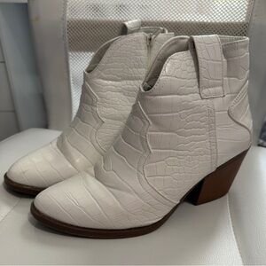 Sugar White Faux Snakeskin Cowboy Booties Size 8.5W